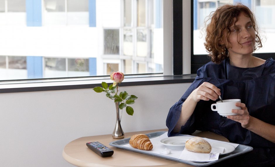 Femme qui mange dans une salle d'hôpital