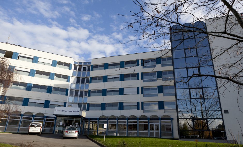 Entrée de l'hôpital privé Sévigné